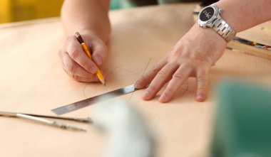 Silah alt yapı planı yapma kağıt closeup ölçekli. El ile iş DIY ilham iyileştirme iş düzeltme Dükkanı grafik sanayi başlangıç işyeri fikir tasarımcı kariyer endüstriyel eğitim