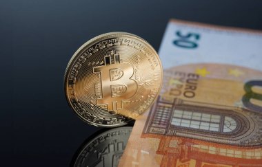 Şifreli para birimi Bitcoin 'e karşılık euro banknotu konusu olan altın takası. Para piramidi büyüme veya sonbahar döviz kuru yakınlaşması ile bağlantılı.