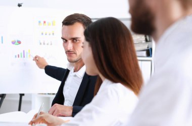 Grup ofis portre sorun beyaz tahta üzerinde kasıtlı insan. Konsültasyon fikir grafik katılmak yaratıcı konuşma durum iş belgesini gözden geçir Konsey tren başarılı karar kavramı açıklamak