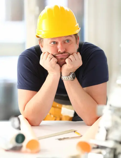 Pensativo Maniquí Divertido Trabajador Casco Amarillo Posando Pensando Trabajo Manual —  Fotos de Stock
