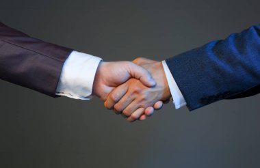 Takım elbiseli adam Merhaba ofis portre olarak el salla. Arkadaş hoş geldiniz arabuluculuk teklif pozitif giriş selamlıyorum ya teşekkürler jest Zirvesi katılma onay arka plan grev kol pazarlık kavramı