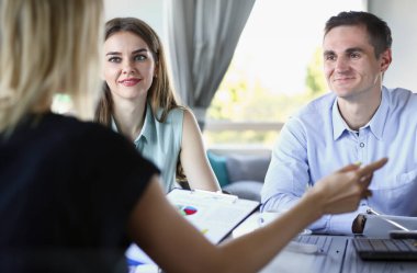 Bir kafedeki seminere katılan bir grup insan birbirlerini dikkatle dinliyorlar. Fikirlerini resmi olmayan bir ortamda iş eğitimine taşır.
