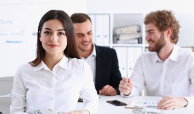 Kamera arka plan grubunda meslektaşları ile işyeri bakışta güzel gülümseyen neşeli kız. Beyaz yakalı işçi çalışma alanı iş teklif modern yaşam tarzı istemci ziyaret meslek tren kavramı