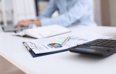 Siyah hesap makinesi bir satranç tahtası üzerinde yatıyor. İş stratejisi hesaplama hesaplamak için arka plan.