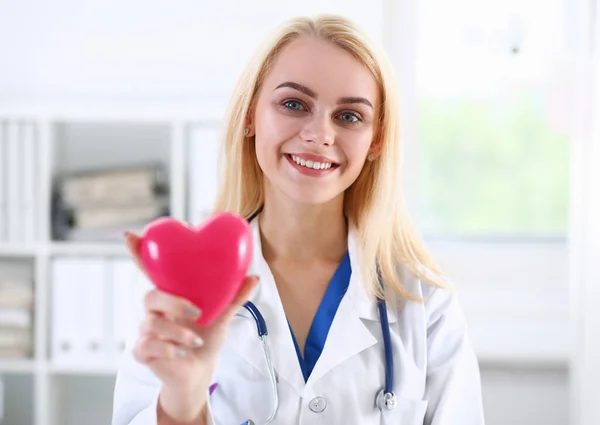 Lekarz Medycyny Kobiece Ręce Trzyma Obejmujące Czerwony Zabawka Zbliżenie Serca — Zdjęcie stockowe
