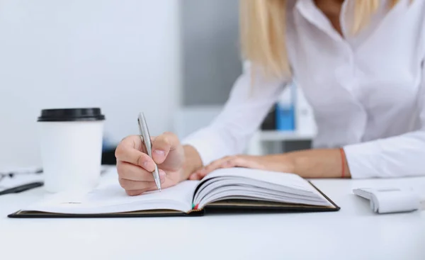 Vrouwelijke Hand Met Zilveren Pen Klaar Notitie Maken Geopende Notebook — Stockfoto