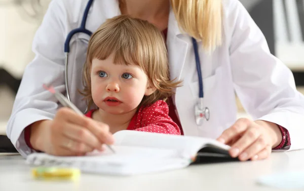 Little Child Mother Pediatrician Reception Physical Exam Cute Infant Portrait — Stock Photo, Image