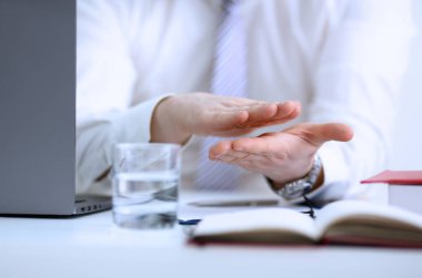 Takım elbiseli adam alkış kollarını Tebrikler ofis portre başarılı Semineri için. Sembol büyük ders iş duygu teşekkür işçi tanıtmak meslektaşım müzakere kutlu olsun kazanmak kariyer proje fikri