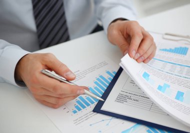 Erkek mali istatistikleri ile belgeler office çalışma alanı closeup-Tamam. Beyaz yakalı kontrol listesi kavramı kazanç para kağıtları borsa piyasa iç Revenue Service Müfettiş