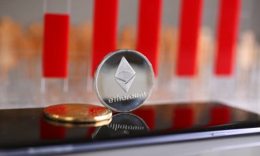 Gümüş ethereum para cep telefonu yüzey ekran portre üzerinde yalan söylüyor. Gelecekteki web ICO yeni para türü eth btc ücretsiz hızlı ticaret kavramı