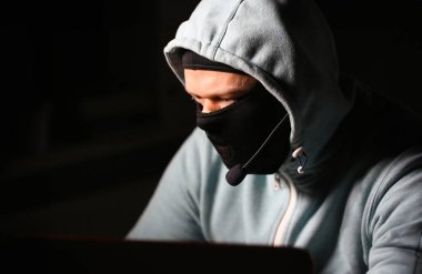 Maskeli adam tarakçı bağlantı darknet arama bilgi banka sistemi pc çatlamak karanlık web kullanır çalıntı kredi kartı bulut satın yasadışı hizmetleri için