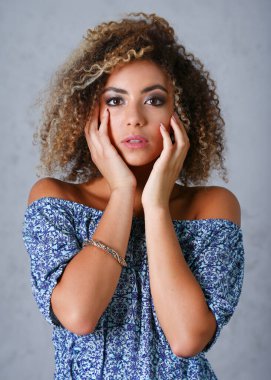 Güzel siyah kadın portre. Kameranın beyaz kilitleri göz görüş ile terör karışıklık güzellik moda stil kıvırcık saç korkusu şaşkınlık duygu testleri