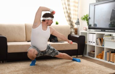 Yakışıklı delikanlı şort ve yelek pembe dumbbells elinde tutar. Tek mücadele resepsiyonlar sensei bir ev fitness kapalı eğitim bağımsız eğitim uzaktan pratik tv ders izle