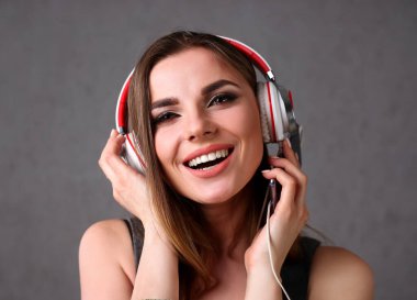 Kulaklığımda smartphone elinde tutan kadın.