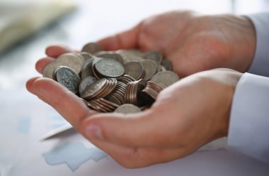Parayı elinde tutan işadamı ver. Gelecek eğitim kredi ya da ipotek kredi harcama tatil kavramının rüya etkili satın alma finansal risk ve güvenlik