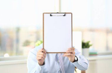 İşadamı Pano kağıt ile kafa yerine elinde tutar. Herhangi bir boş alan bilgi Ekle metin yazmak.