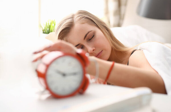 Joven Hermosa Mujer Despertando Concepto Alarma Mañana — Foto de Stock