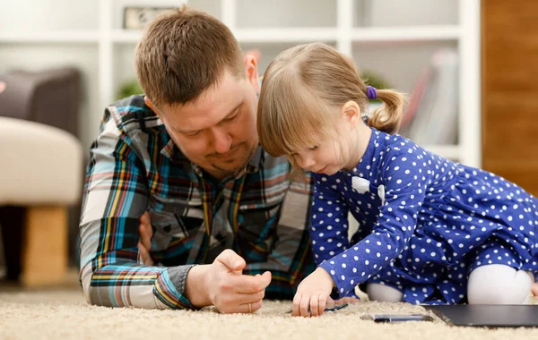 Cute Little Girl Floor Carpet Dad Use Cellphone Calling Mom — Stock Photo, Image