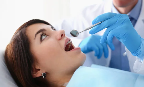 Μια Γυναίκα Στη Ρεσεψιόν Του Αρσενικό Οδοντίατρος Εξέταση Των Δοντιών — Φωτογραφία Αρχείου