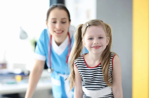 Çocuk Doktoruyla Görüştükten Sonra Kameraya Bakarken Poz Veren Mutlu Küçük — Stok fotoğraf