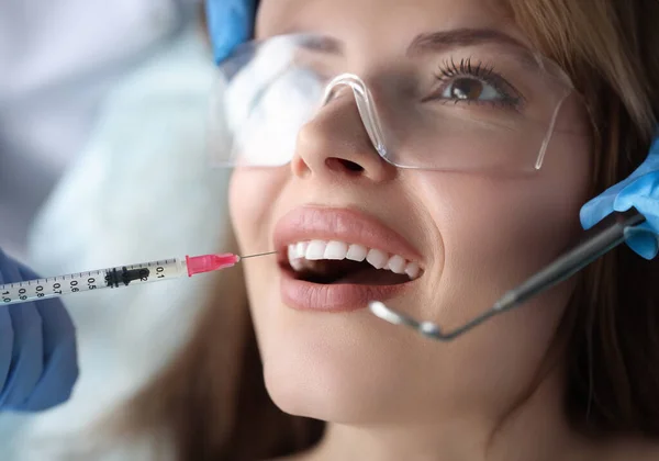 Portret Młodej Pacjentki Siedzącej Krześle Dentystycznym Otwartymi Ustami Otrzymującej Zastrzyk — Zdjęcie stockowe