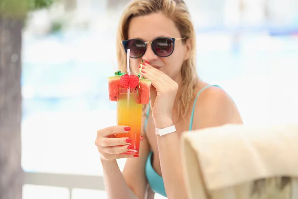Młoda Kobieta Okularach Przeciwsłonecznych Pijąca Wielokolorowy Koktajl Alkoholowy Plaży Koncepcja — Zdjęcie stockowe
