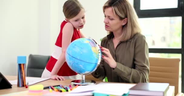 Anne Öğretmen Kız Öğrenci Dünyaya Bakar Annem Dünyayı Coğrafyayı Anlatıyor — Stok video