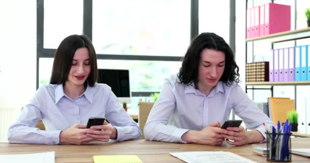Υπάλληλος Δείχνει Οθόνη Smartphone Στο Συνάδελφο Διαχειριστές Χρησιμοποιούν Κινητό Τηλέφωνο — Αρχείο Βίντεο