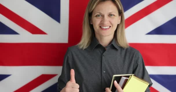 Студент Учебником Показывает Большие Пальцы Фоне Флага Великобритании Британский Студент — стоковое видео