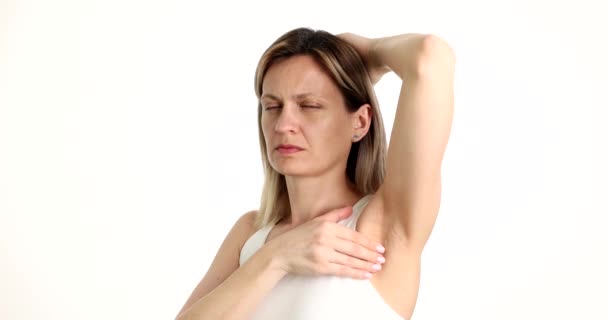 Γυναίκα Υποφέρει Από Πόνο Στη Μασχάλη Εφίδρωση Κακή Μυρωδιά Ερυθρότητα — Αρχείο Βίντεο