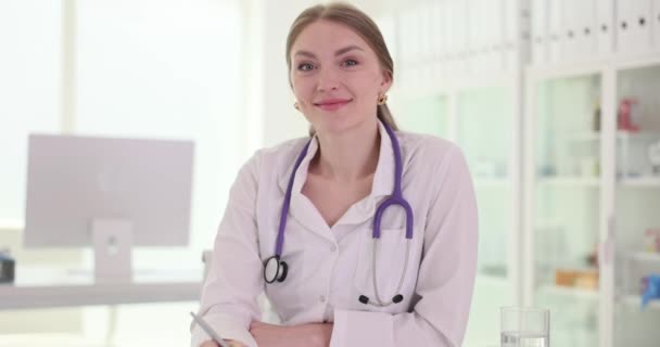 Retrato Cardiologista Médico Bonita Feliz Sentar Mesa Clínica Seguro Serviços — Vídeo de Stock