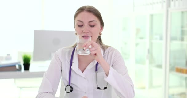 Médica Adulta Bebe Água Mesa Clínica Cosmetologist Bebe Água Saudável — Vídeo de Stock
