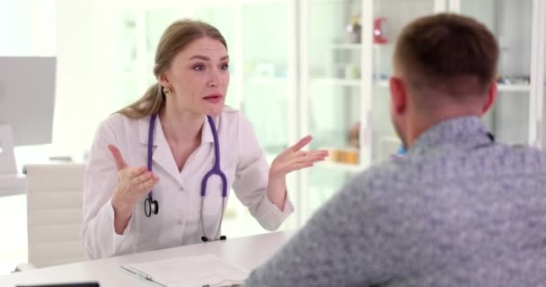 Nyfiken Nervös Läkare Sparkar Manliga Patienter Från Kliniken Negativa Känslor — Stockvideo
