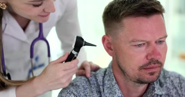 Erwachsene Hörtest Und Otoskopie Hno Arzt Untersucht Männerohr Mit Otoskop — Stockvideo