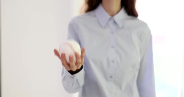 Ženské Ruce Házejí Baseball Bílém Pozadí Ruční Zahřívání — Stock video
