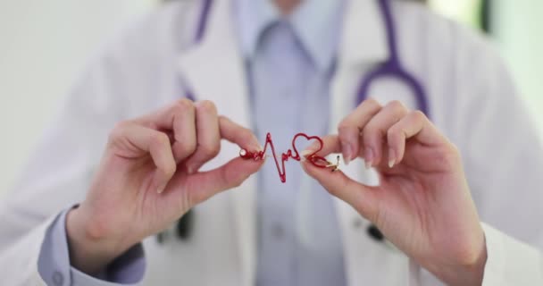 Medico Tiene Mano Una Forma Cuore Rosso Moderna Icona Cardiologia — Video Stock