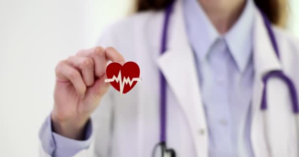 Kardiolog Trzyma Ręku Czerwony Kształt Serca Ikonę Choroby Układu Krążenia — Wideo stockowe
