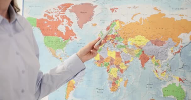 Läraren Står Klassrummet Och Presenterar Världskartan Undervisning Geografi Skolan — Stockvideo