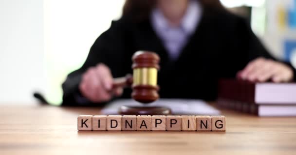 Söylentiye Göre Adam Kaçırma Yargıç Tahta Tokmağı Masaya Vuruyormuş Kanun — Stok video