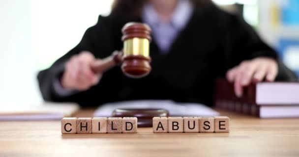 Tekst Ustawy Wykorzystywaniu Dzieci Prawa Młotkiem Sędziego Koncepcja Praw Dziecka — Wideo stockowe