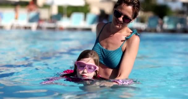 Μαμά Διδάσκει Στην Κόρη Κολυμπάει Στην Πισίνα Καλοκαίρι Καλοκαιρινές Διακοπές — Αρχείο Βίντεο