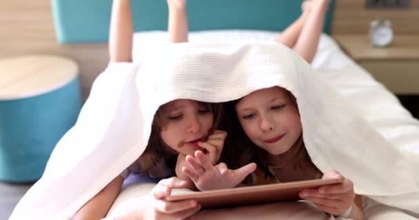 Две Девочки Сестры Цифровым Планшетом Кровати Детское Приложение Игр — стоковое видео