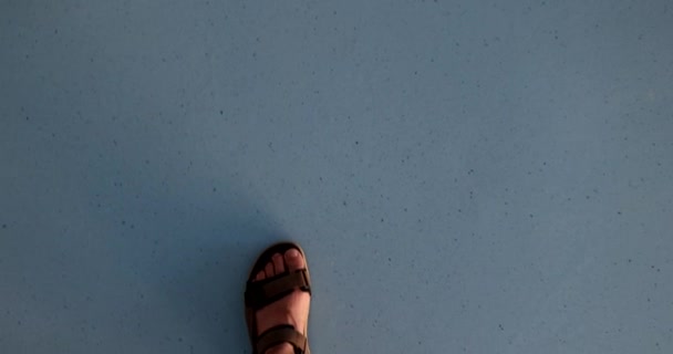 Pernas Masculinas Caminham Chão Azul Chinelos Vista Superior Caminhadas Sapatos — Vídeo de Stock