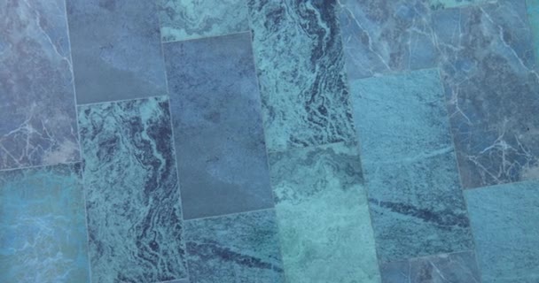 Piscina Azul Turquesa Fundo Piscina Mosaico Belas Telhas Estampadas Parte — Vídeo de Stock