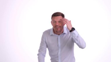 Kendine güveni tam, genç, çekici, seksi bir adam. Yeni saç kesiminden hoşlanan ve kameraya bakan adam.