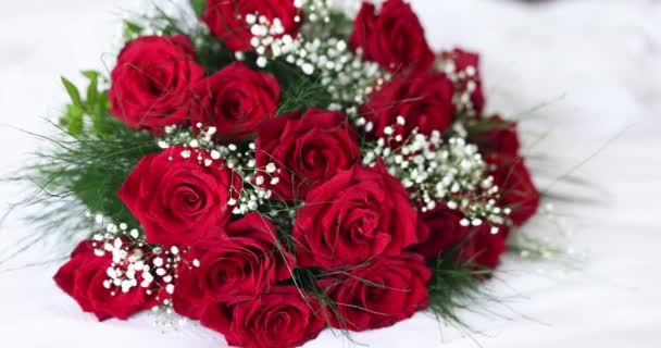 Blommor Röda Vackra Rosor Bukett Med Närbild Och Zigenare Bröllopsbukett — Stockvideo