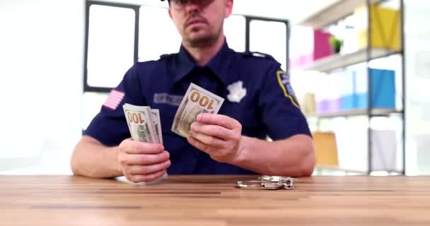 Αστυνομικός Μετράει Δολάρια Στο Αστυνομικό Τμήμα Δωροδοκία Αστυνομικού — Αρχείο Βίντεο