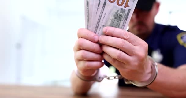 Korrupte Politimand Håndjern Holder Dollars Hånden Korruptionsforbrydelser Politiet – Stock-video