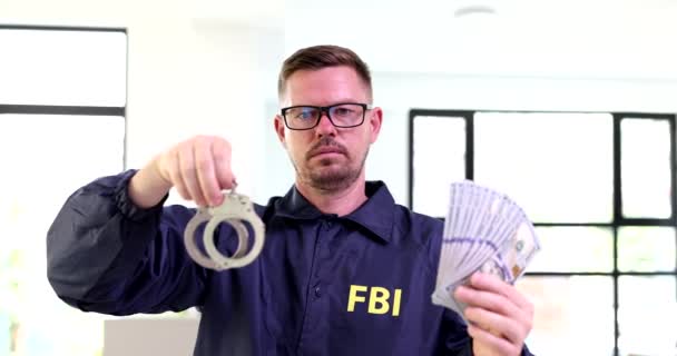 Fbi捜査官が手錠とドルを持っている アメリカの金融犯罪 — ストック動画