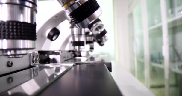 Εργαστηριακός Φακός Μικροσκοπίου Και Σύγχρονα Μικροσκόπια Στο Εργαστήριο Χημεία Της — Αρχείο Βίντεο